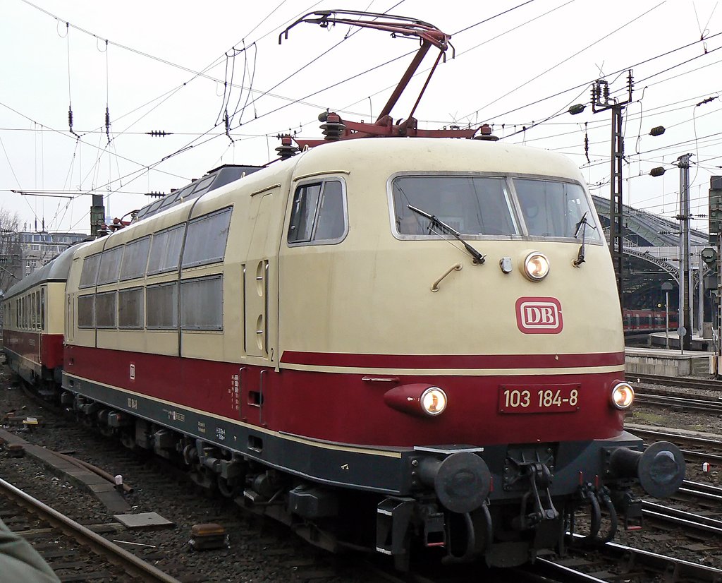 103 184-8 ausfahrend aus K�ln Hbf. am 21.01.2010