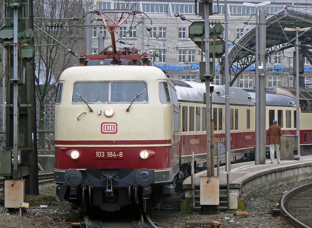 103 184-8 bei der Ausfahrt aus K�ln Hbf am 21.01.2010