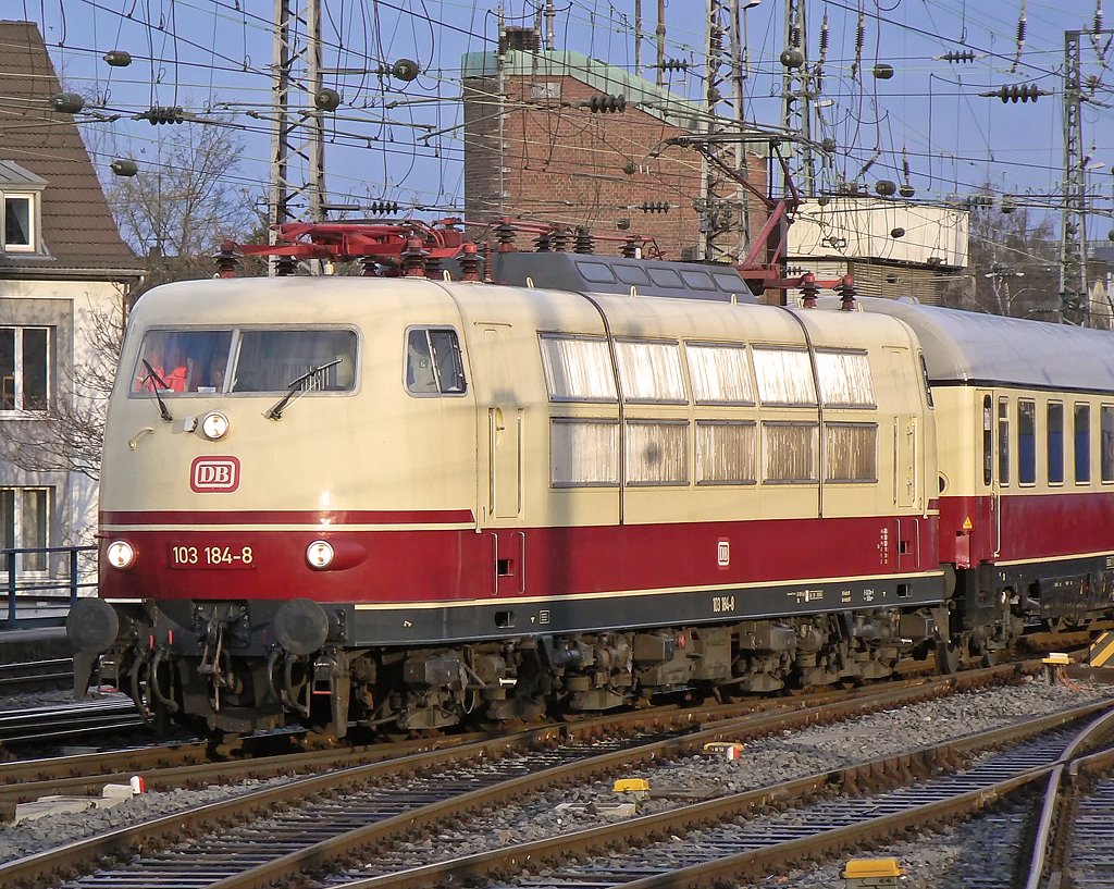 103 184-8 bei der Einfahrt in K�ln Hbf am 27.03.2010