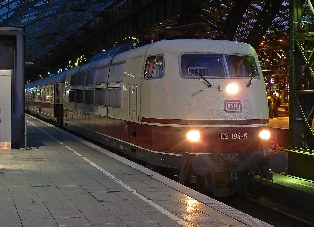 103 184-8 beim ungew�hnlichen Halt an Gleis 8 (....) in K�ln Hbf am 03.10.2010