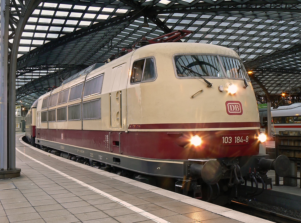 103 184-8 mit einem TEE Sonderzug aus Italien an Gleis 1 in K�ln Hbf am 17.10.2010