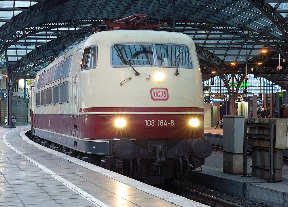 103-184-8  mit einem TEE-Sonderzug am 17.10.2010 in K�ln Hbf