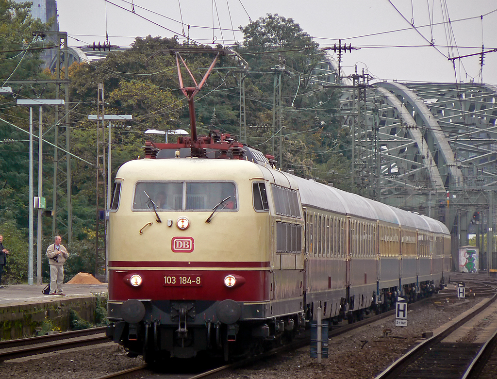 103 184-8 mit IC1806 in K�ln/Messe Deutz am 08.10.2010