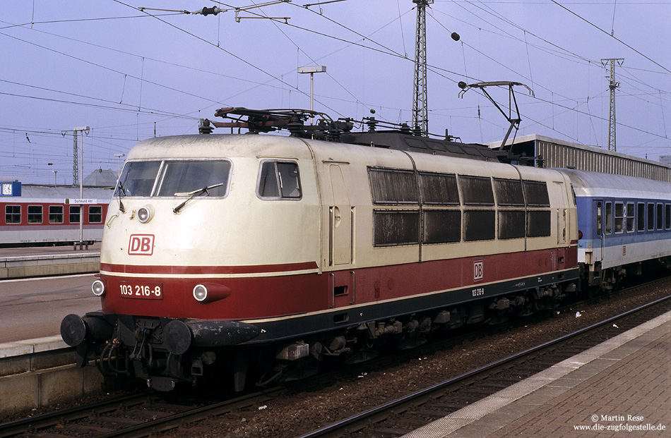 103 216 vom Bw Hamburg 1, fotografiert in Dortmund Hbf, am 24.3.1996.