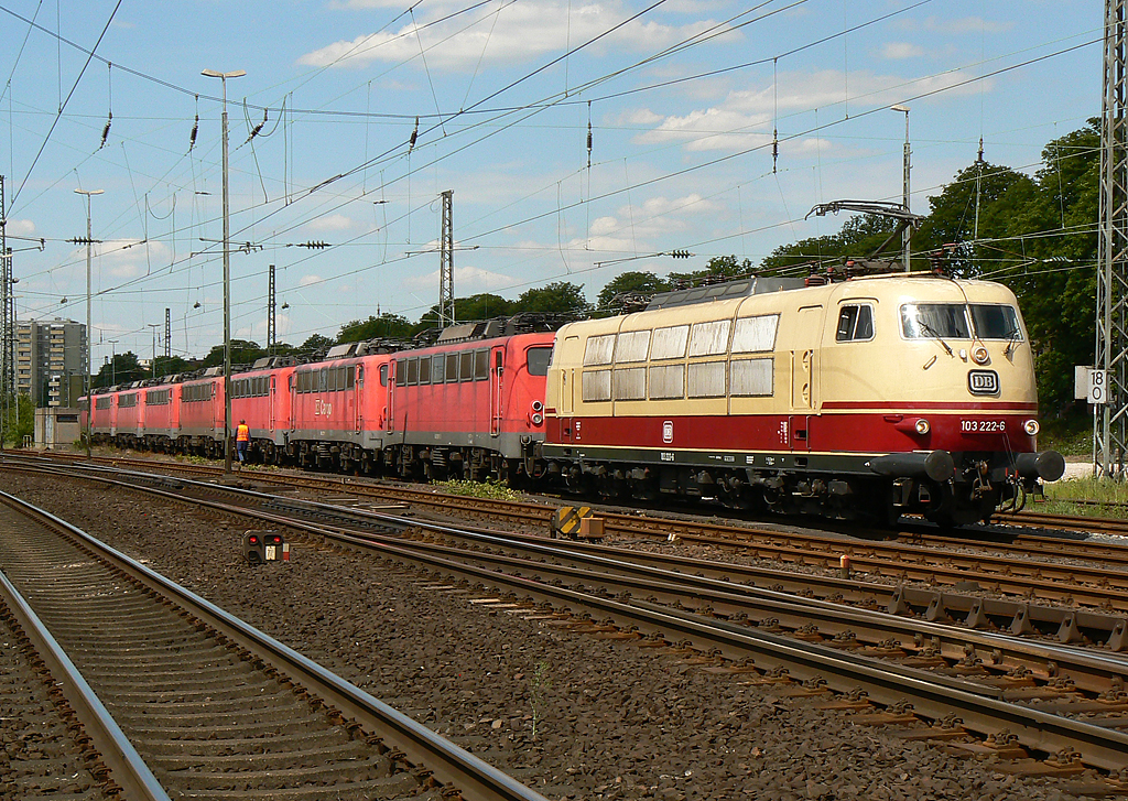 103 222-6 der DB Systemtechnik mit der neuen Fuhre f�r die Fa. Bender hinter dem Bf. Opladen am 29.05.2010