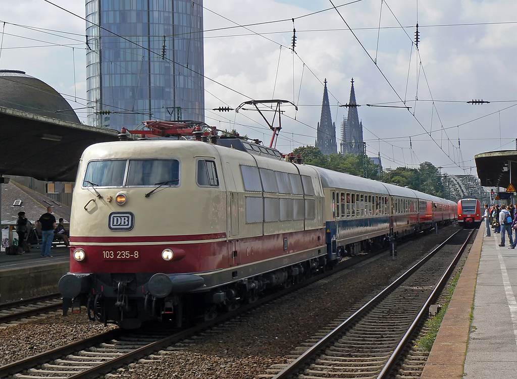 103 235-8 am IC 1806 in K�ln/Messe Deutz am 03.09.2010