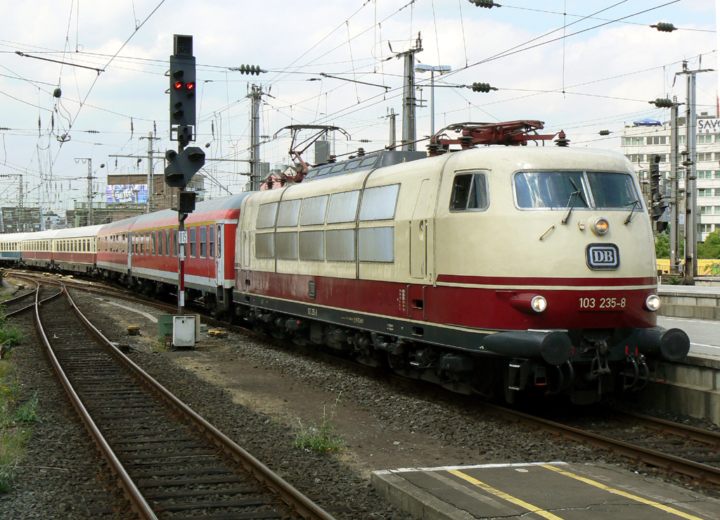 103 235-8 am IC1807 nach HH-Altona in K�ln Hbf am 25.06.2010