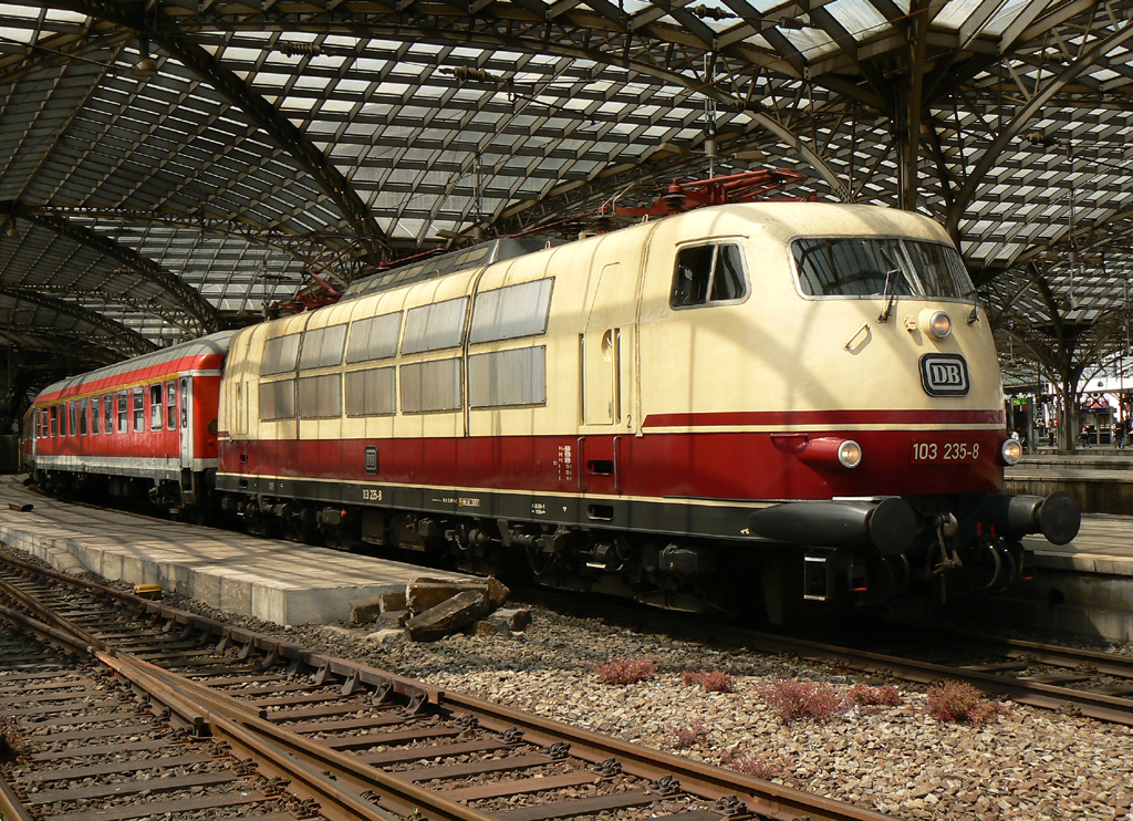 103 235-8 am IC1807 nach HH-Altona in K�ln Hbf am 25.06.2010