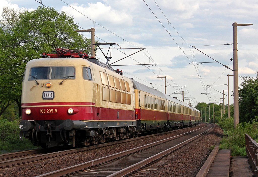 103 235-8 am TEE9 aus Mainz nach Venlo am 30.04.2012 in Br�hl 