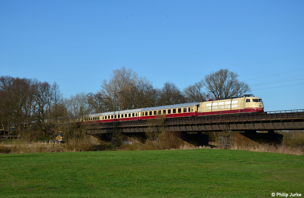 103 235-8 mit dem IC 2417 nach K�ln am 25.03.2012 in Haltern