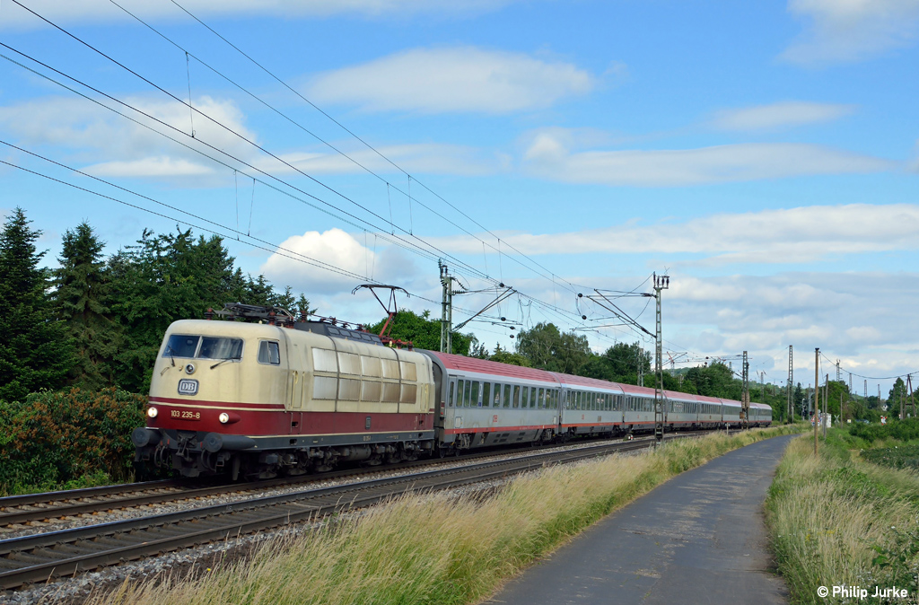 103 235-8 mit dem IC 119 von M�nster nach Innsbruck am 22.06.2013 bei Roisdorf.
