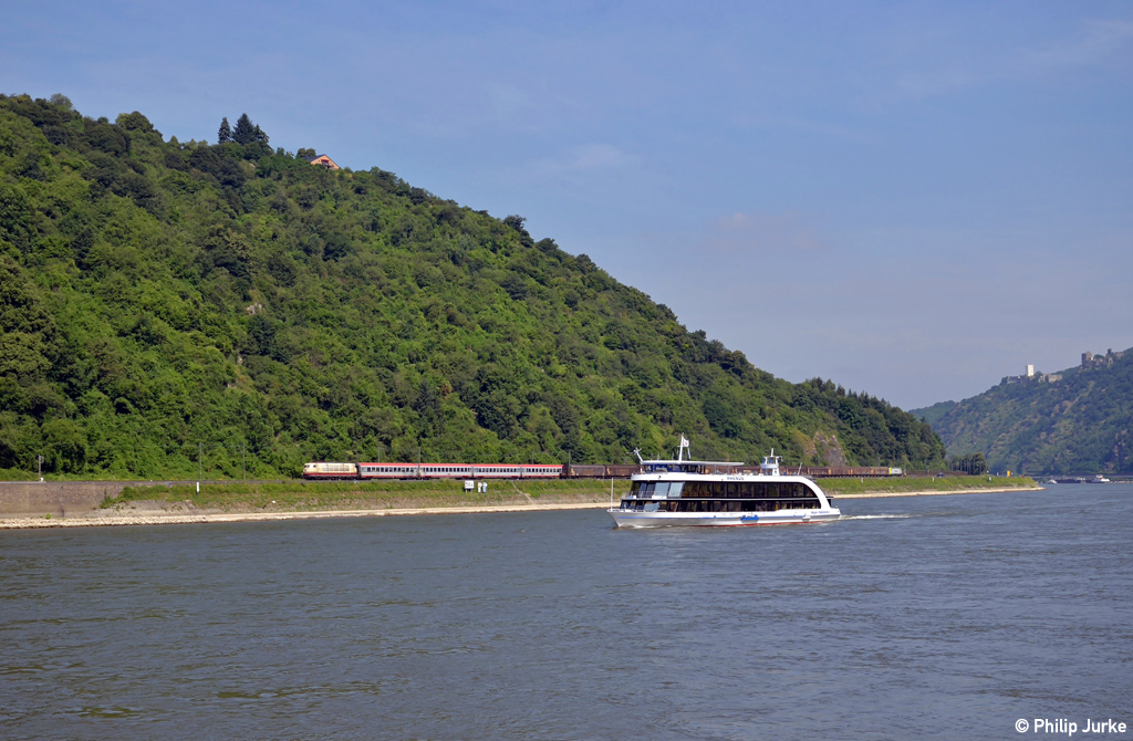 103 235-8 mit dem IC 119 von M�nster nach Innsbruck am 14.07.2013 zwischen Boppard-Bad Salzig und Boppard-Hirzenach.
