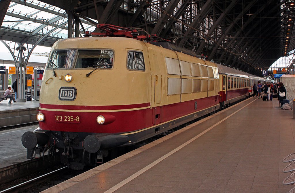 103 235-8 mit dem IC2417 in K�ln Hbf am 07.08.2011 .... mit diesem zug macht Reisen echt noch Freude :-)) 
