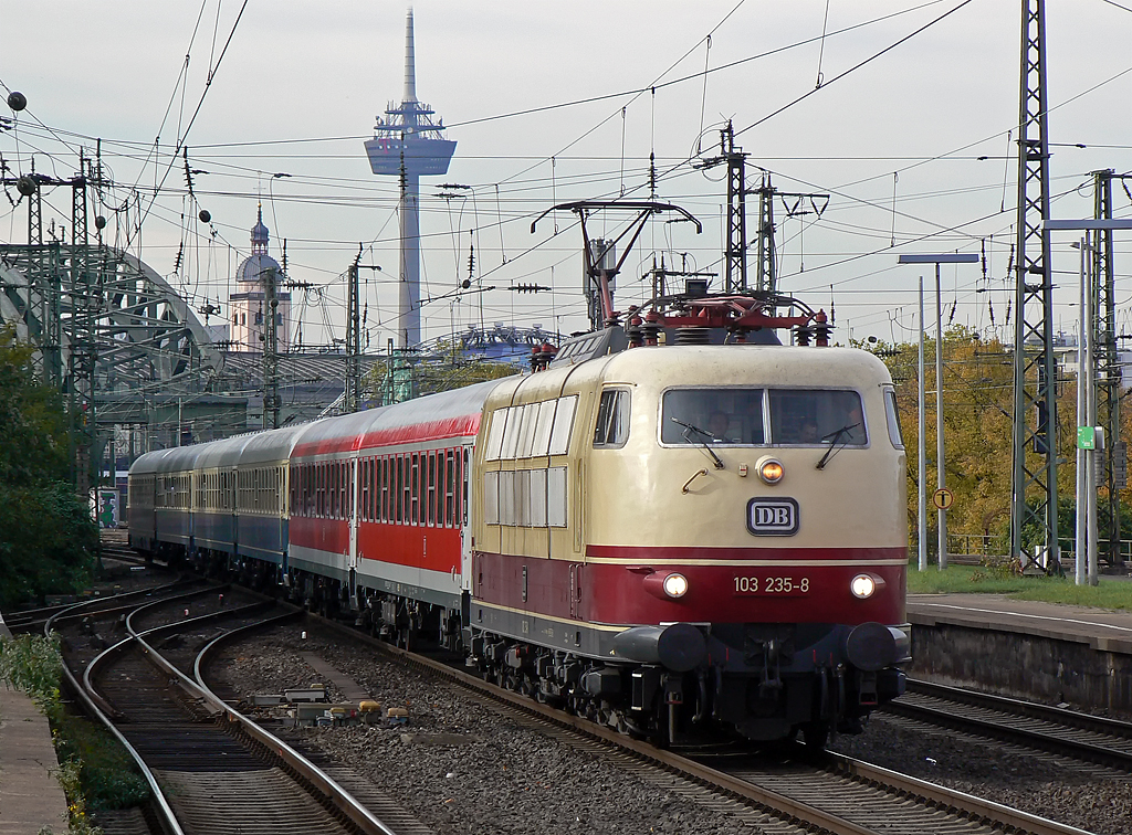 103 235-8 mit IC1806 im herbstlichen K�ln/Messe Deutz am 29.10.2010