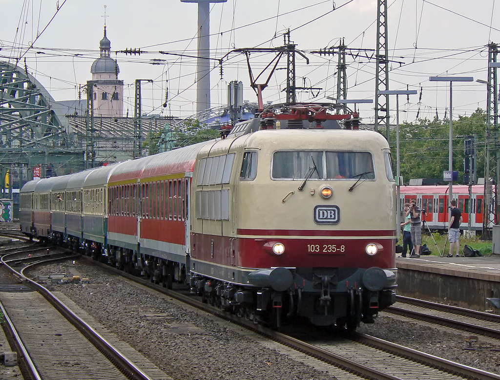 103 235-8 mit immer noch nicht ganz artreiner Garnitur am Haken, dazugekommen sind 2 blau/beige Wagen, als Ersatz f�r 2 rot/beige TEE Wagen. Aufgenommen in K�ln/Messe Deutz am 06.08.2010