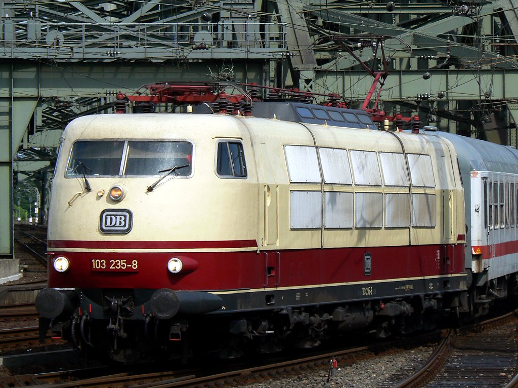 103 235-8 mit Sonderzug (WDR Schlagerexpress) aus R�gen kommend bei der Einfahrt in K�ln Hbf am 13.06.2010