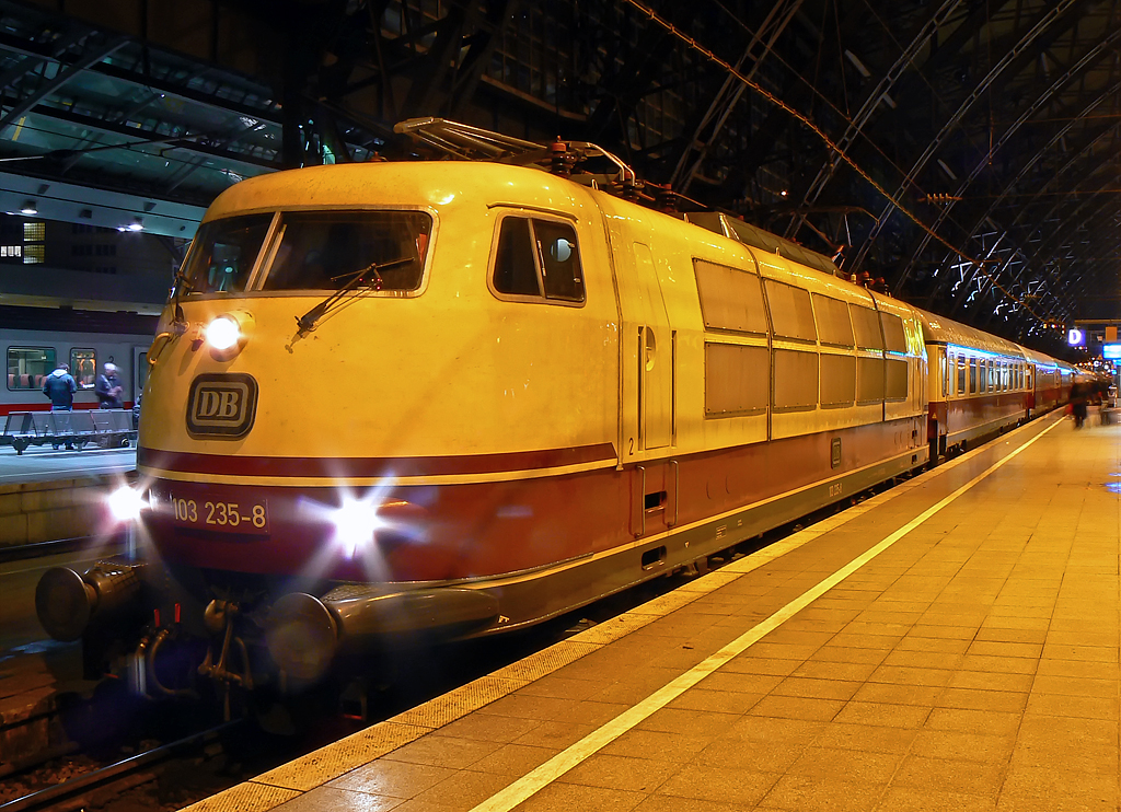 103 235-8 mit TEE Rheingold aus Dresden nach Koblenz an Gleis 7 in K�ln Hbf am 02.01.2011