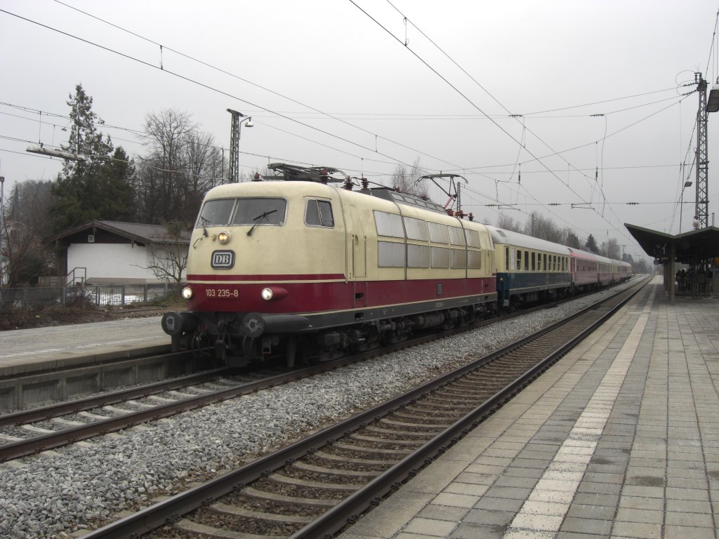 103 235-8 war am 28. Februar 2011 mit dem Sonderzug  150 JAHRE Rudolf Steiner 
unterwegs. Hier beim Zwischenstop in Prien am Chiemsee.