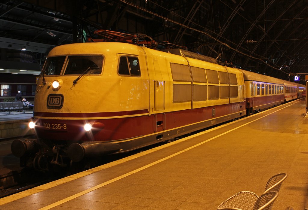 103 235-8 wieder am IC2417 in K�ln Hbf am 30.10.2011