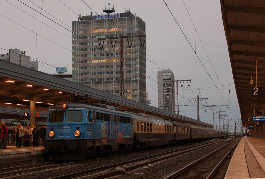 1042 520 der Centralbahn in Essen Hbf, kurz vorm Lokwechsel, bei dem sie ans Zugende geht und 03 1010 als Zuglok an den Zug geht, 03.11.2012