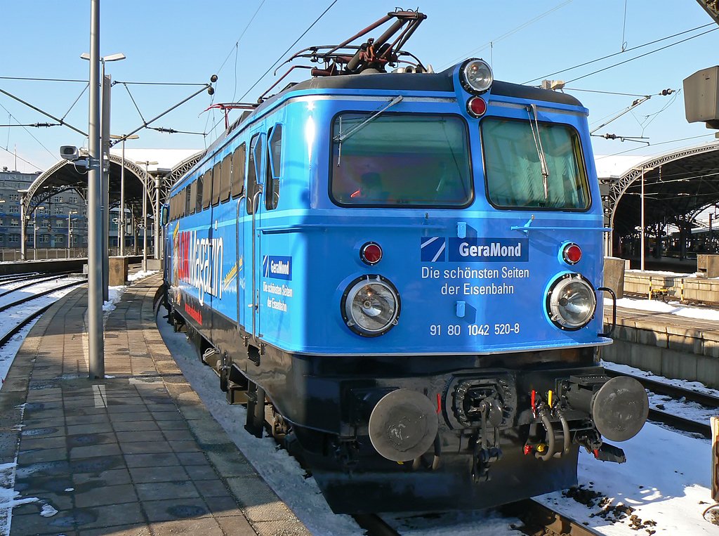 1042 520 mit neuer  LOK Magazin  Werbung beim Halt an Gleis 2 in K�ln Hbf am 16.02.2010