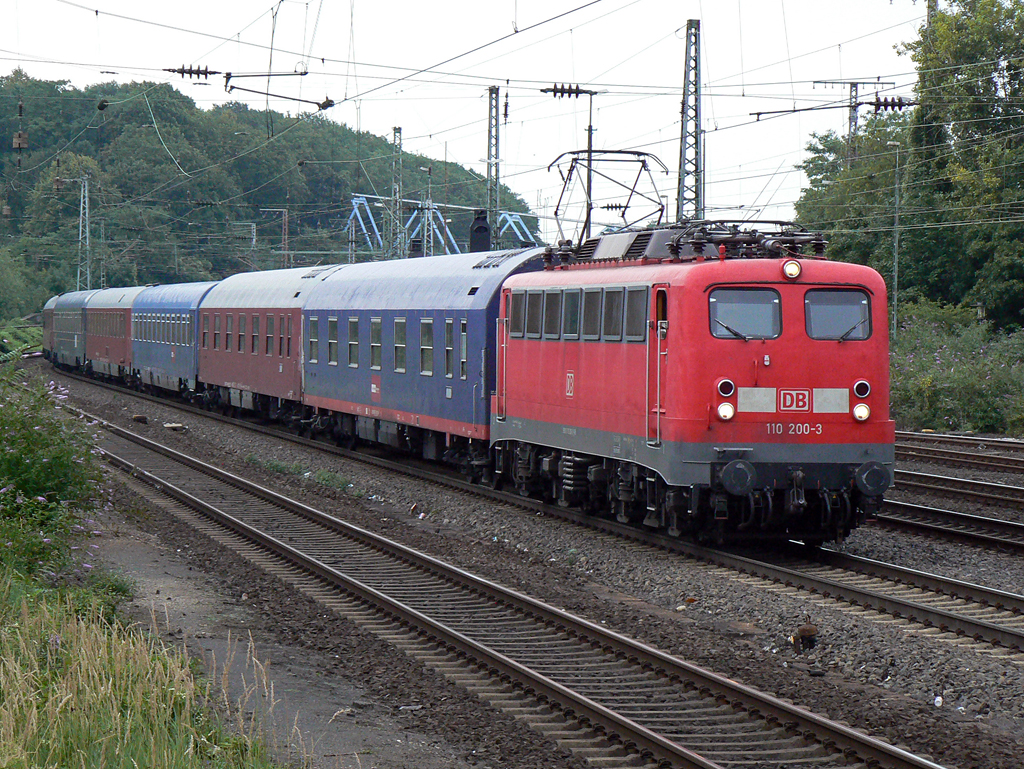110 200-3 mit Autoslaaptrein in K�ln West am 13.08.2010