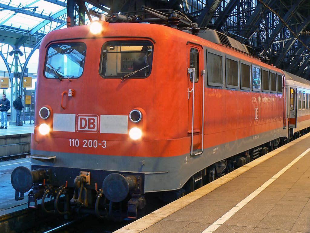 110 200-3 vor einem IC in K�ln Hbf am 15.01.10