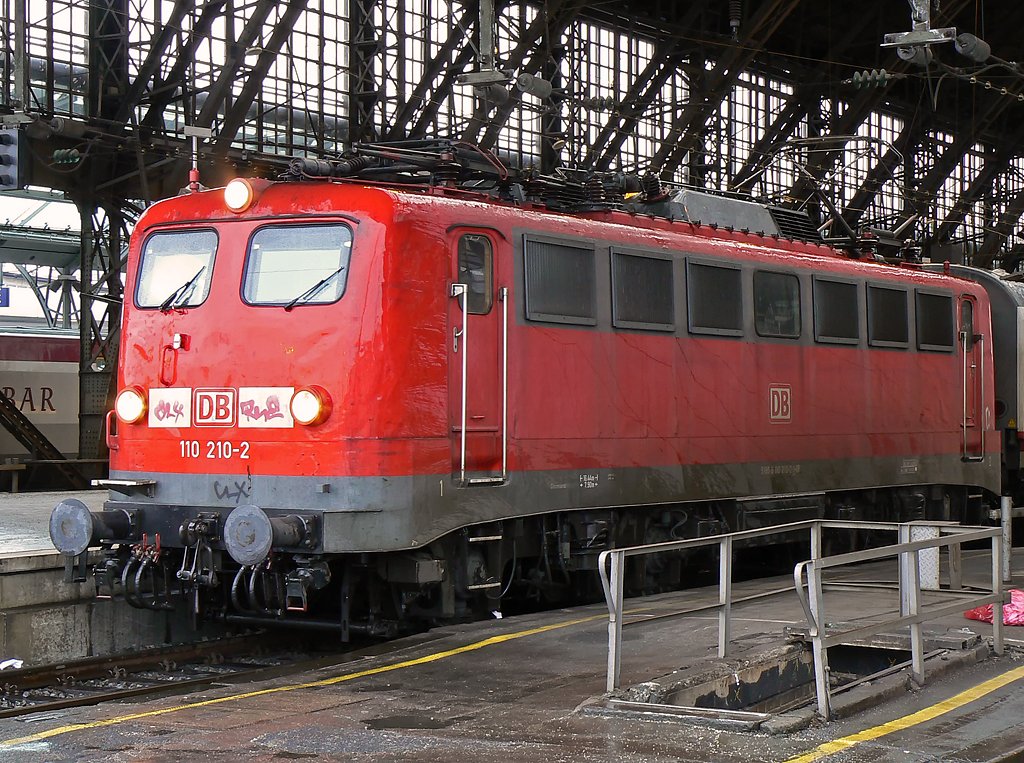 110 210-2 im ICE Ersatzverkehr in K�ln Hbf 29.01.2010