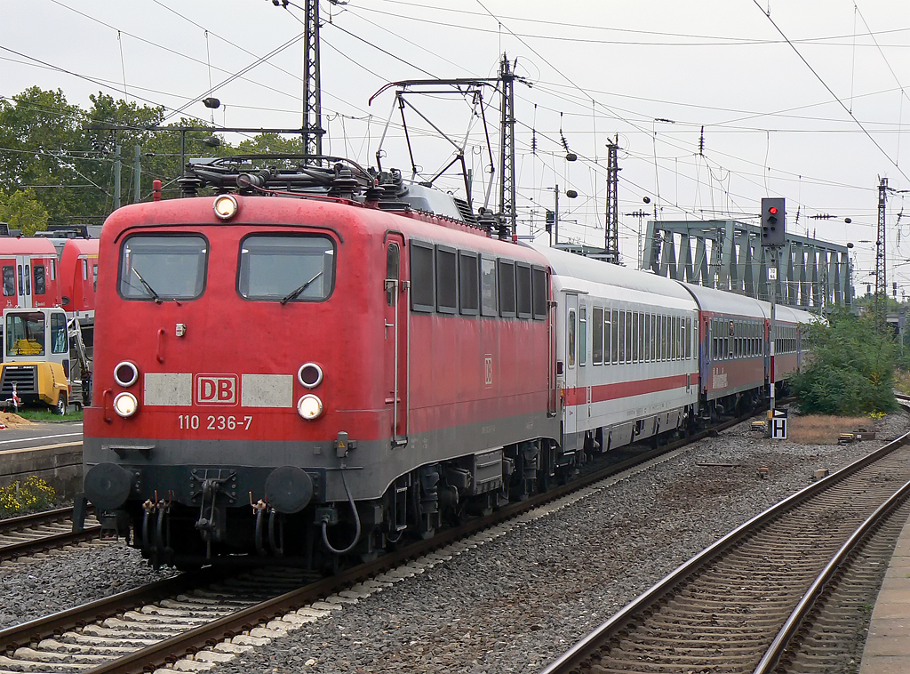 110 236-7 am IC2862 in K�ln/Messe-Deutz am 08.10.2010