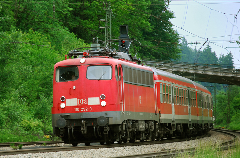 110 292-0, aufgenommen am 01.06.10, bei der Durchfahrt durch A�ling.