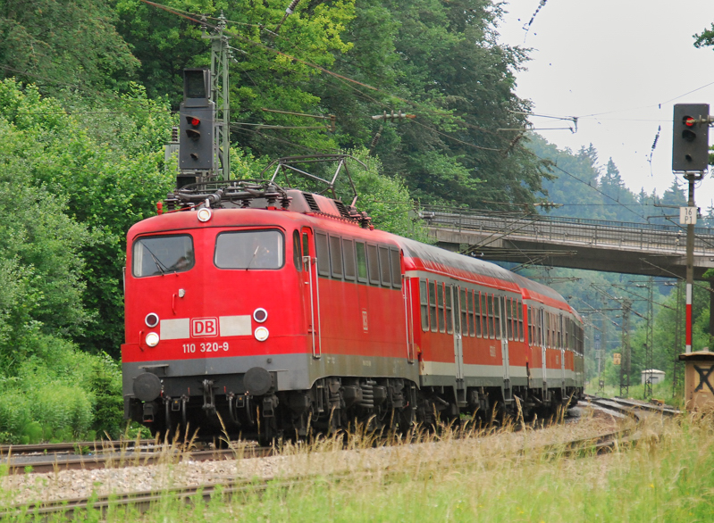 110 320-9, aufgenommen am 11.06.11, bei der Einfahrt in den Bahnhof A�ling.