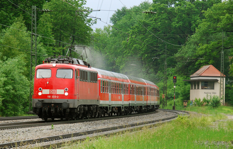 110 333-2, aufgenommen bei der Durchfahrt durch A�ling, am 31.05.10.