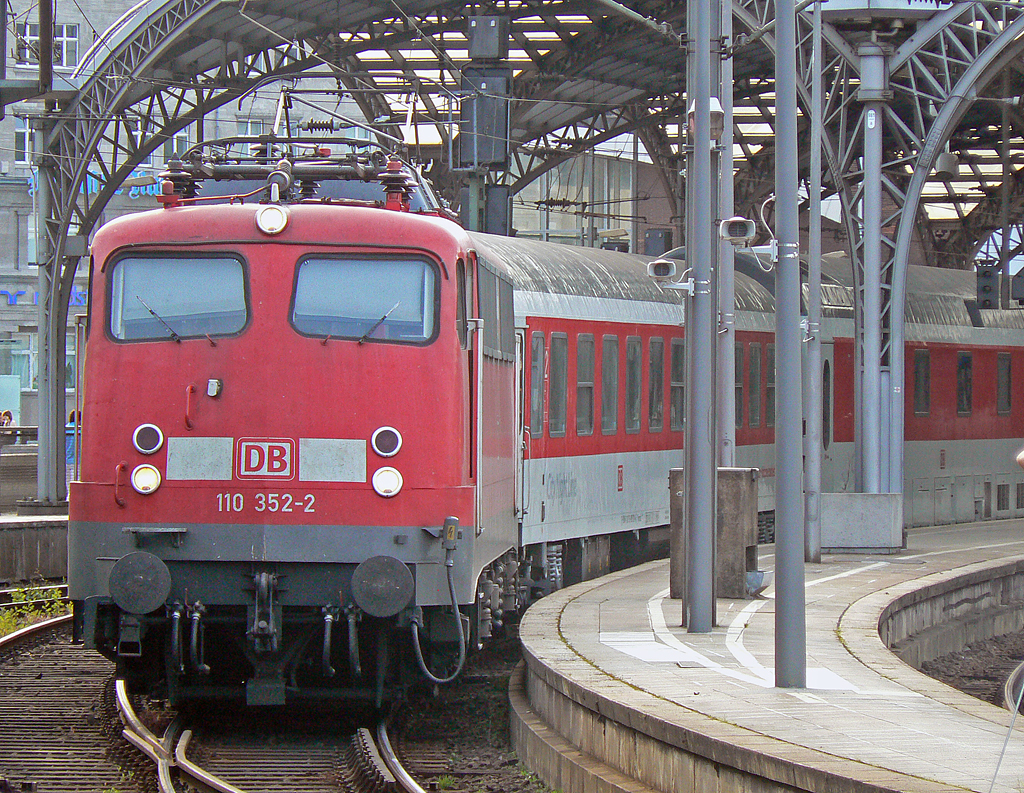 110 352-2 mit einem Pbz in K�ln Hbf am 27.06.2010