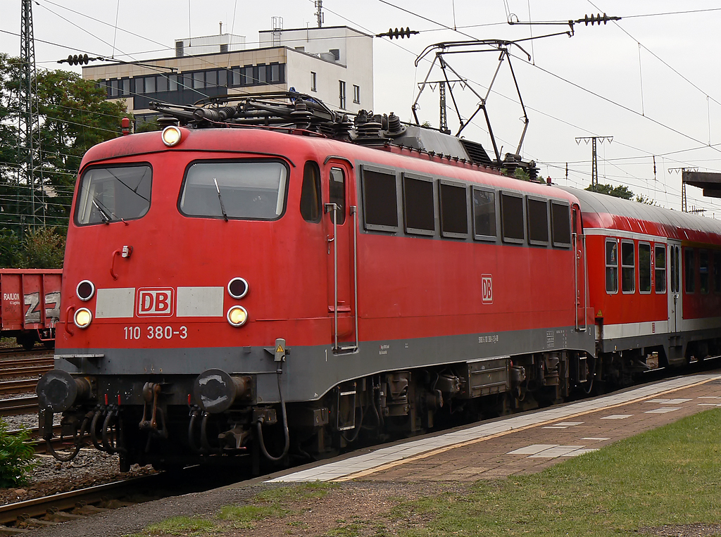 110 380-3 im Sommer 2009 in K�ln West 