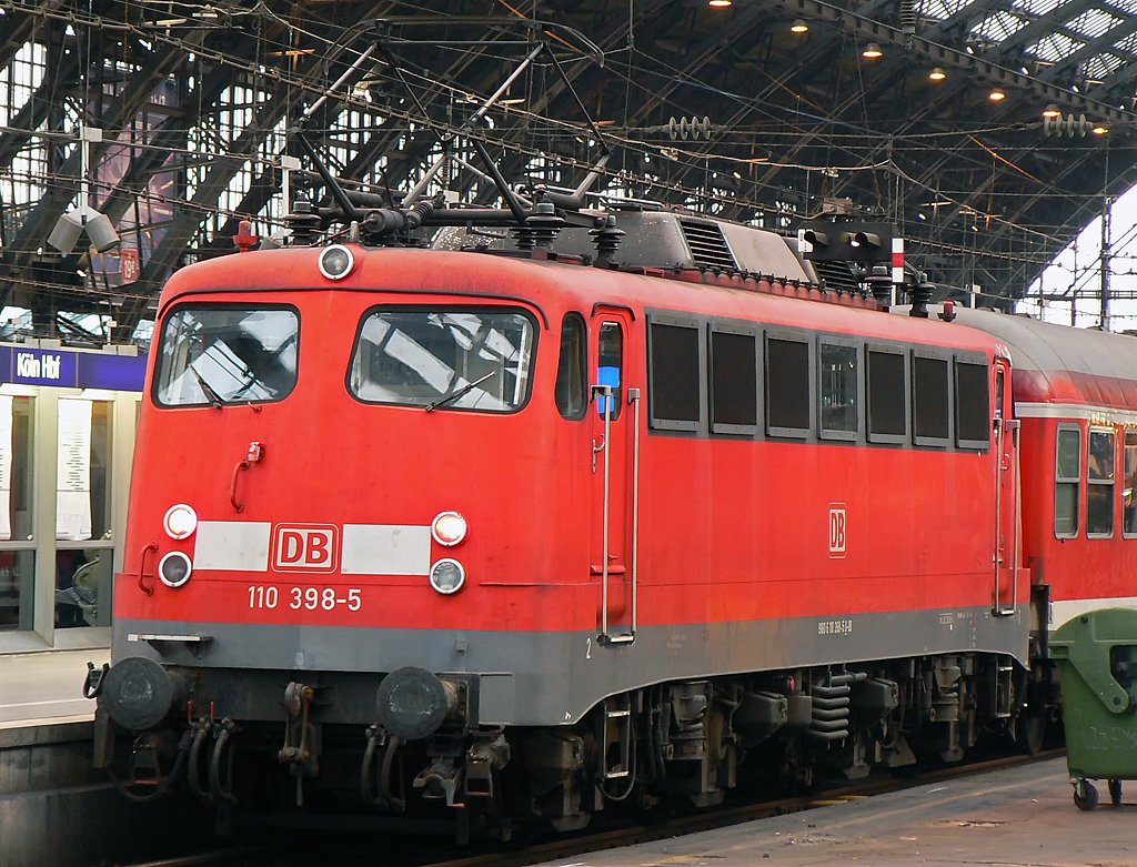 110 398-5 in K�ln Hbf am 16.12.09