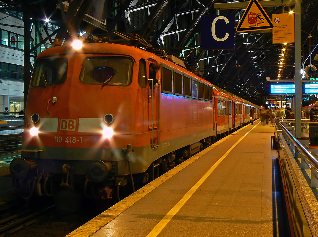 110 418-1 am RE5 nach Emmerich an Gleis 2 in K�ln Hbf. am 12.12.2010