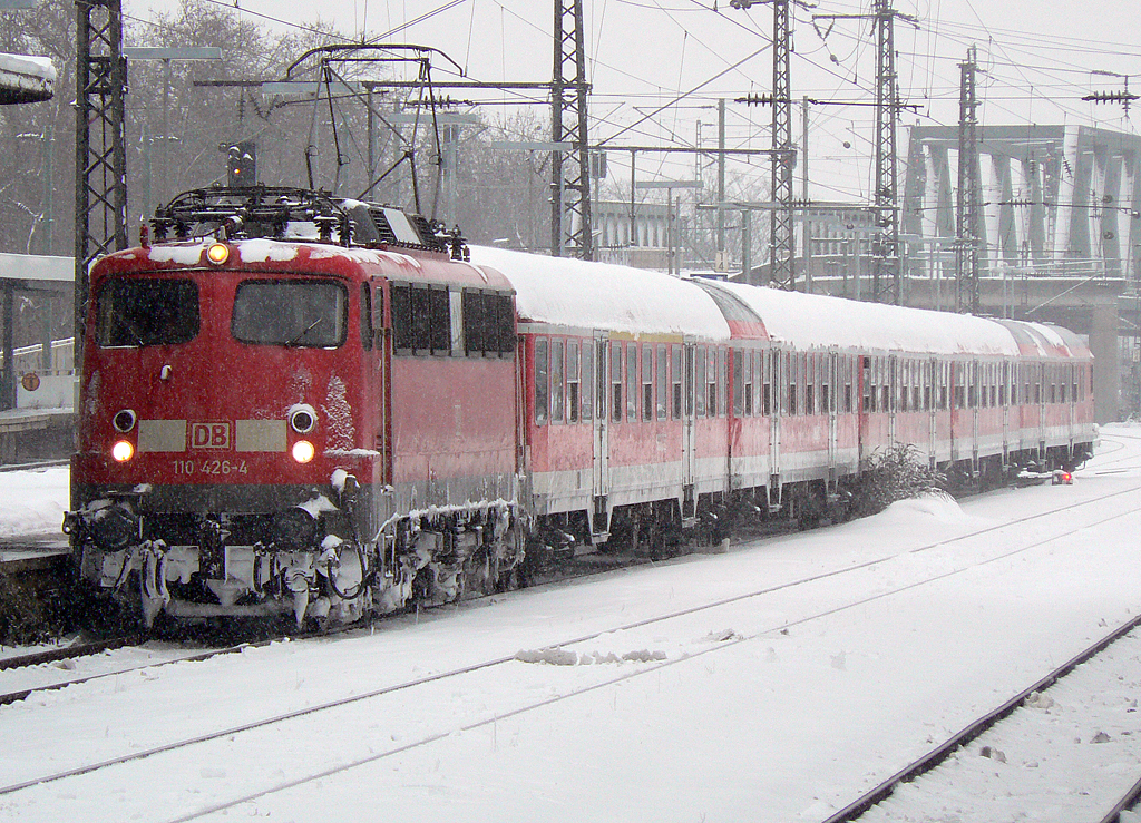 110 426-4 kommt aus dem BW K�ln Deutzerfeld im winterlichen K�ln Messe/Deutz am 24.12.2010