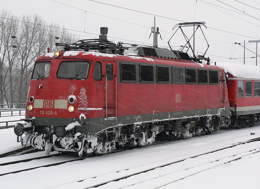 110 426-4 im Portrait beim Halt im winterlichen K�ln Messe/Deutz am 24.12.2010