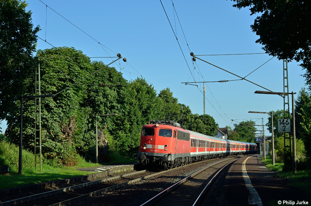 110 432-2 mit dem RE 4179 nach Frankfurt(Main)Hbf am Morgen des 03.08.2012 in Kirch-G�ns.