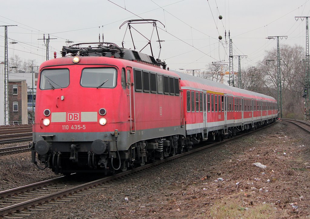 110 435-5 am RB48 rtg Wuppertal in K�ln West am 11.03.2011