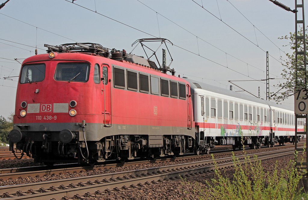 110 438-9 hinter Porz-Wahn am 07.04.2011