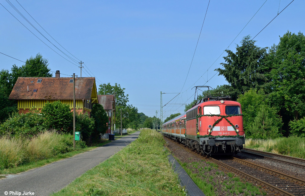 110 446-2 mit dem RE 19000 von T�bingen nach Stuttgart am 13.07.2013 bei Wernau(Neckar).
