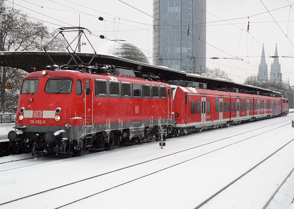 110 452-0 mit  Quietschie  am Haken , geschoben von 110 425-6, im winterlichen K�ln Messe/Deutz am 24.12.2010