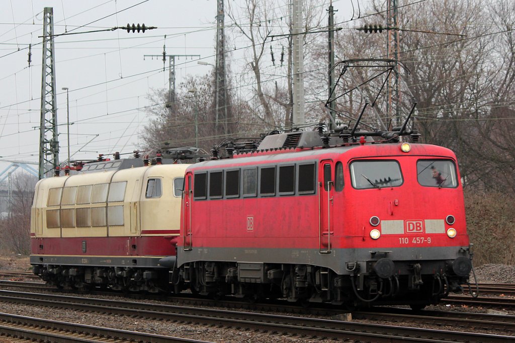 110 457-9 mit 103 235-8 im Schlepp in K�ln West am 29.02.2012