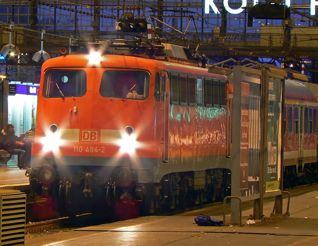 110 494-2 in K�ln Hbf am 16.12.09