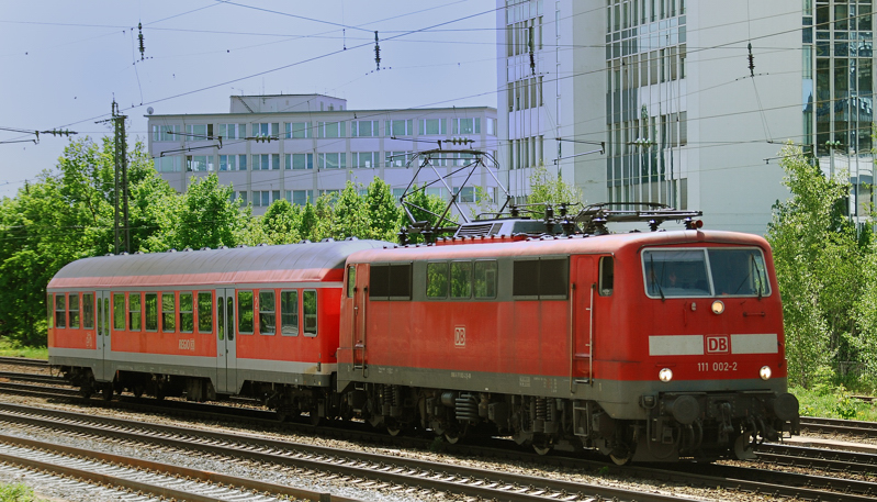 111 002-2, aufgenommen mit nur einem Waggon bei der Durchfahrt durch den Heimeranplatz, am 11.05.02.