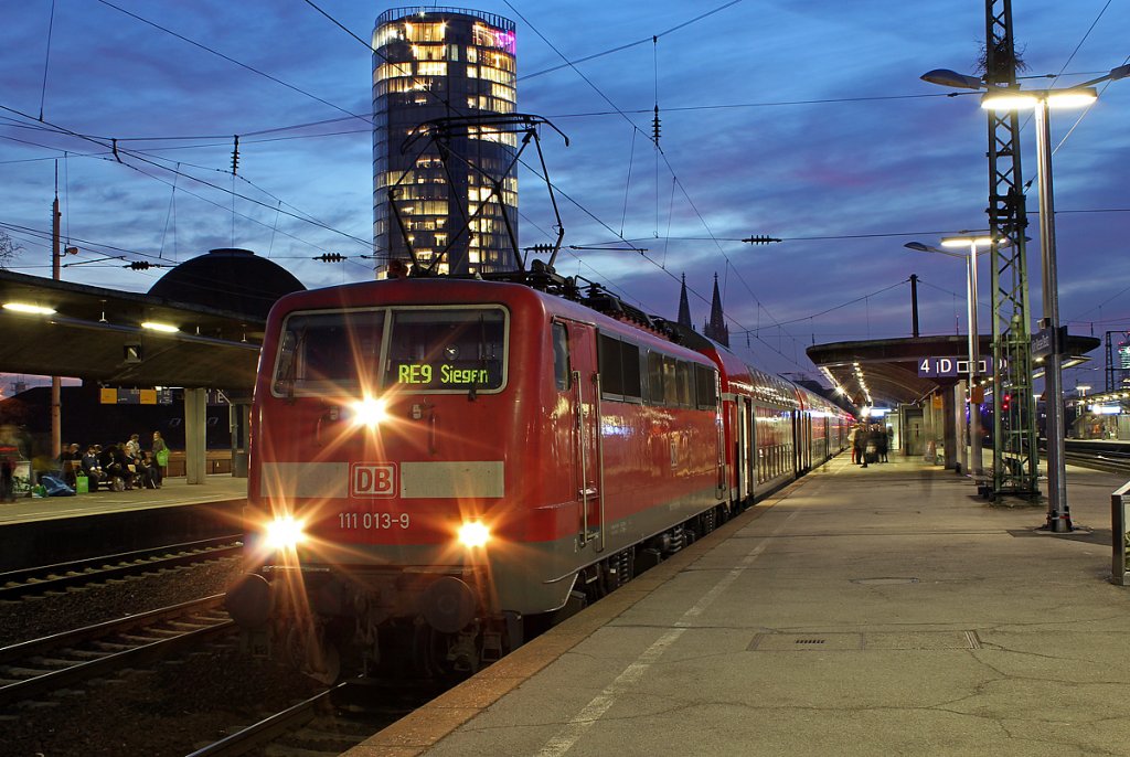 111 013-9 am RE9 nach Siegen in K�ln Messe/Deutz am 24.03.2011