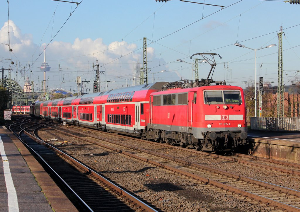 111 015-4 am RE9 in K�ln Messe/Deutz am 06.11.2012
