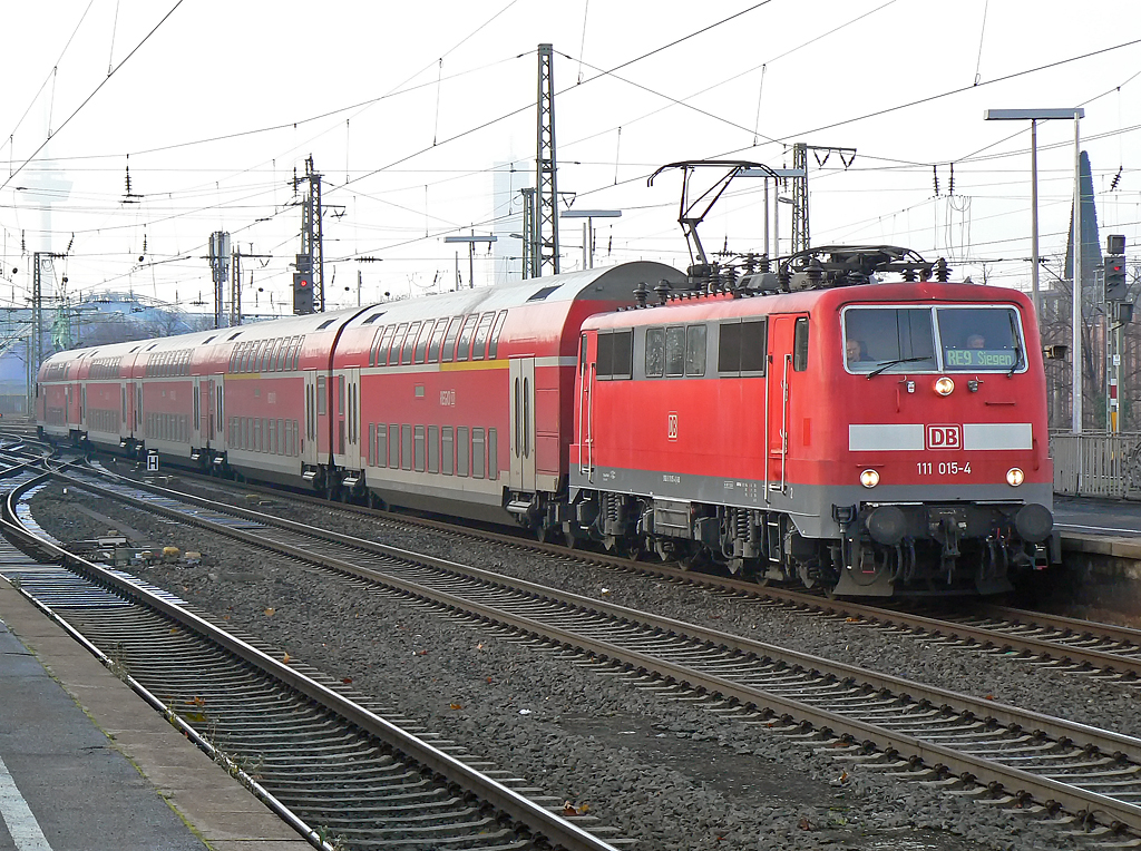 111 015-4 am RE9 nach Siegen in K�ln Messe/Deutz am 26.11.2010