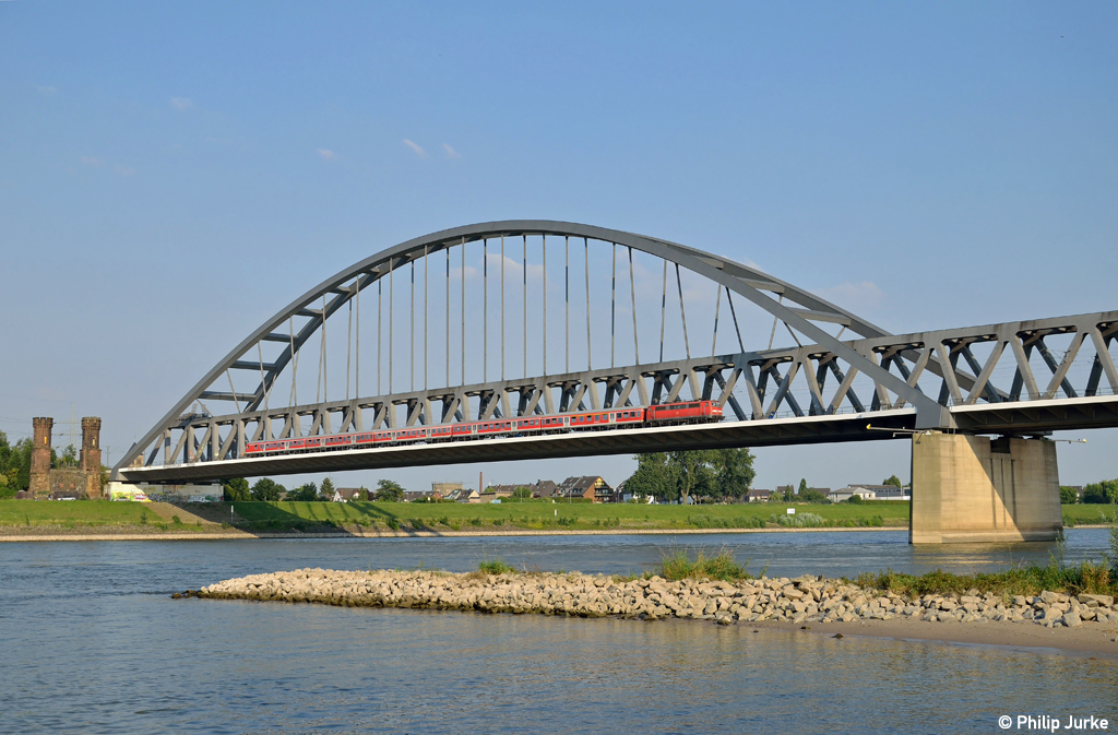 111 015-4 mit dem RE 10456 nach Aachen Hbf am 25.07.2012 auf der Hammer Rheinbr�cke zwischen D�sseldorf-Hamm und Neuss Rheinparkcenter.